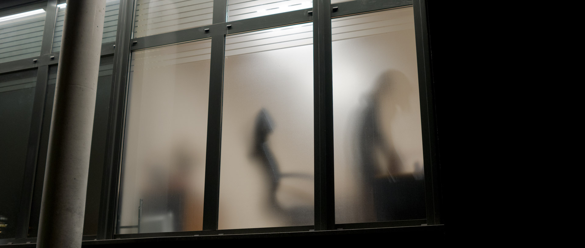 Silhouette dans un bureau, avenue André-Diligent, à Roubaix.