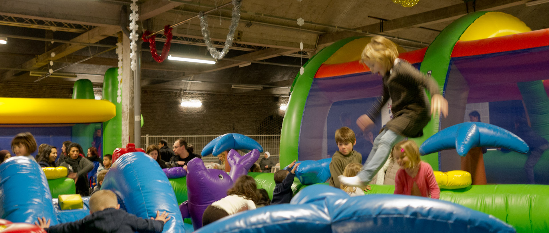 Enfants sur des jeux gonflables, Gare Saint-Sauveur, à Lille.