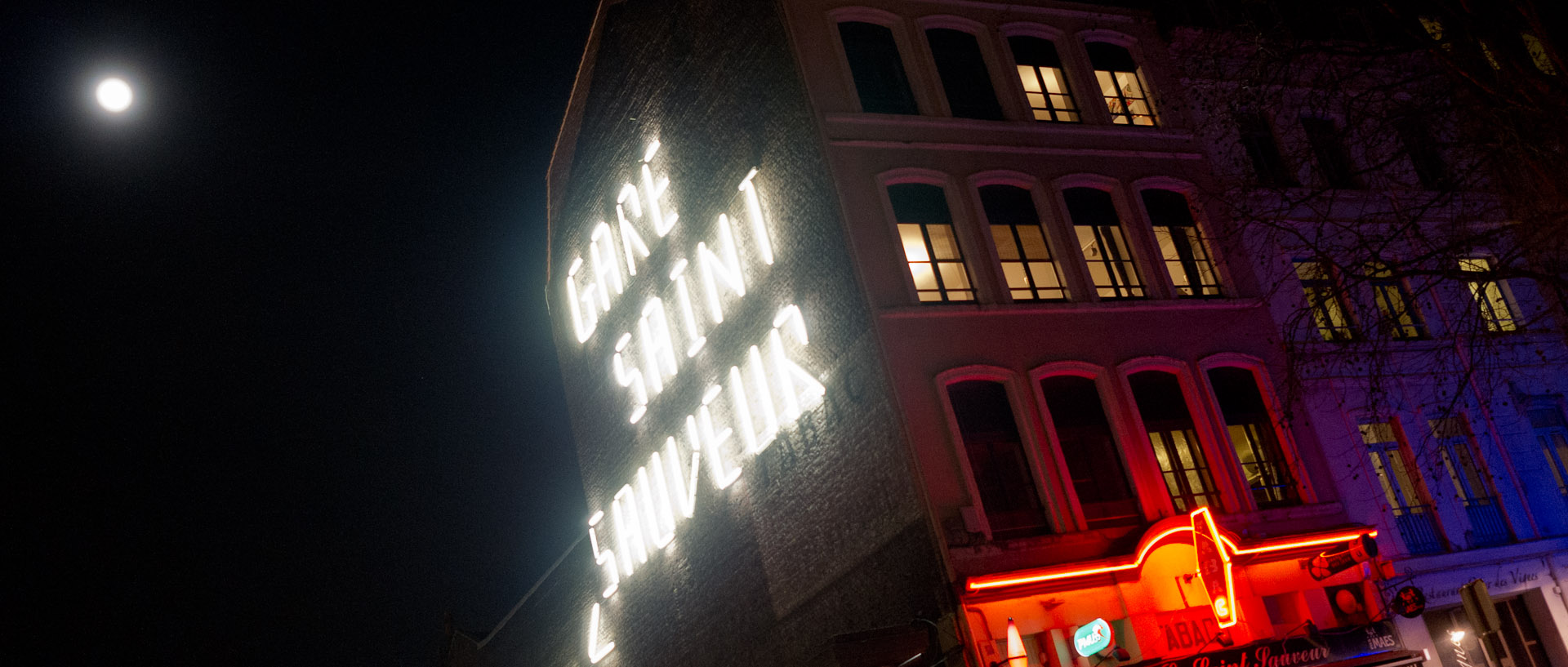 Enseigne lumineuse de la Gare Saint-Sauveur, boulevard Jean-Baptiste-Lebas, à Lille.