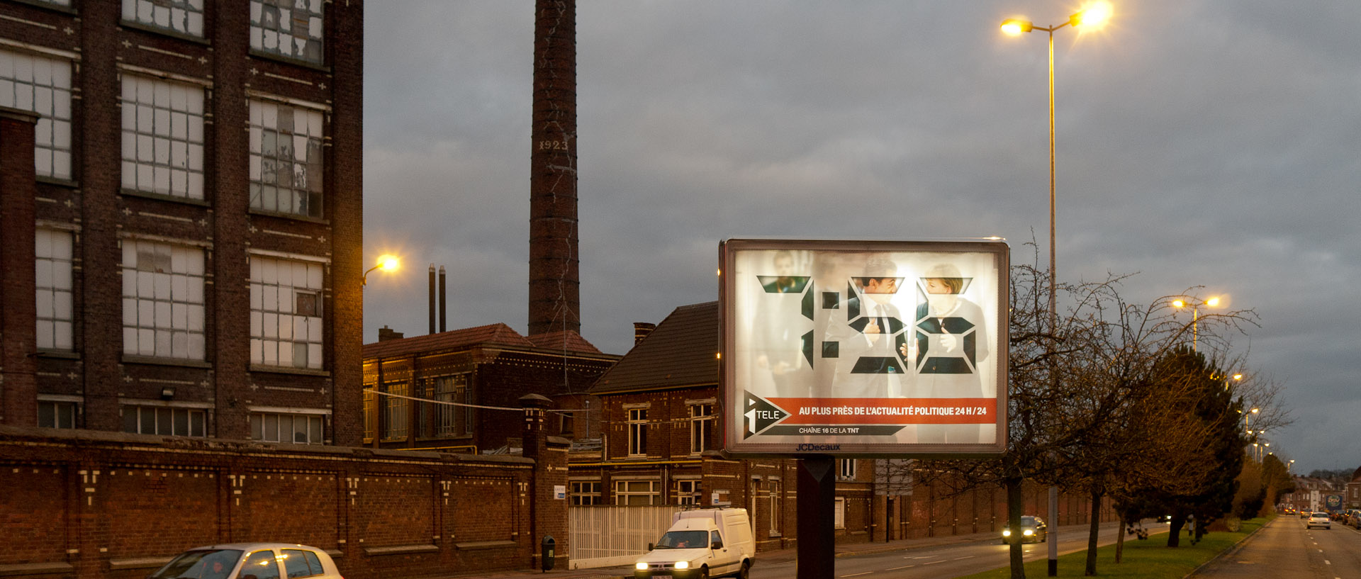 Affiche publicitaire pour le debat politique sur une chaîne de télévision, devant une usine, boulevard Industriel, chaussée Pierre-Curie, à Tourcoing.