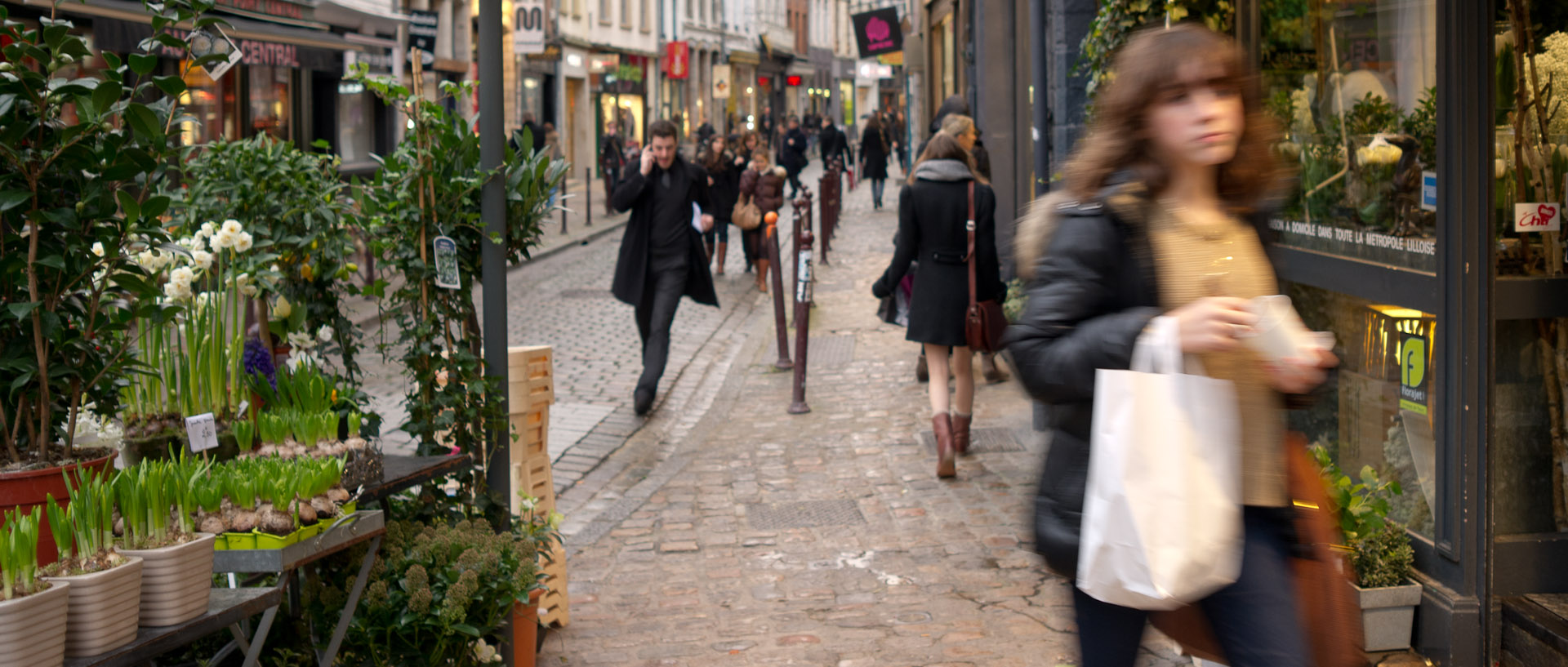 Jeune fille pressée, rue de la Clef, à Lille.