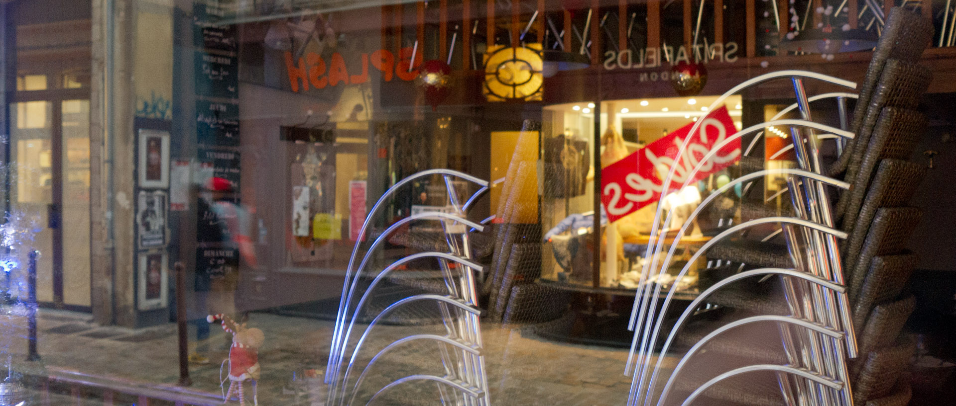 Reflet dans la vitrine d'un café, rue de la Clef, à Lille.