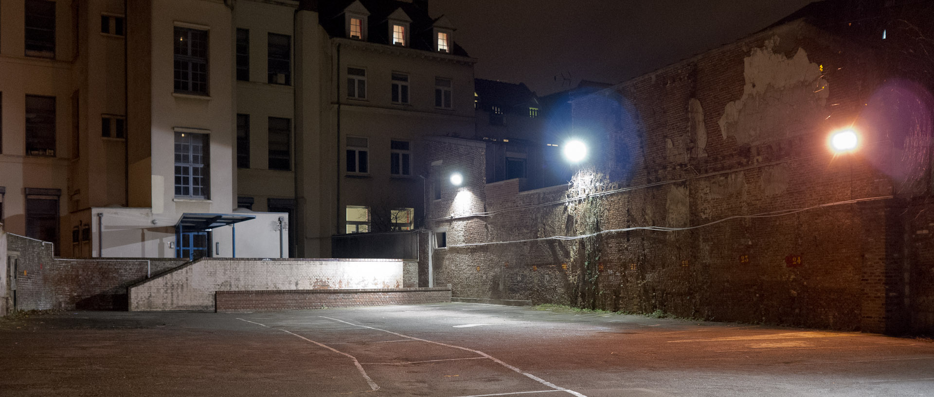 Cour déserte, rue Saint-Jacques, à Lille.