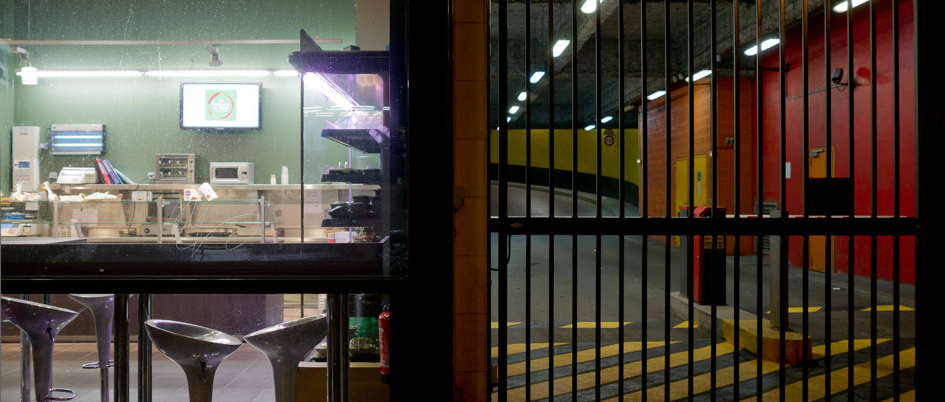 Entrée de parking à côté d'un magasin, boulevard Carnot, à Lille.