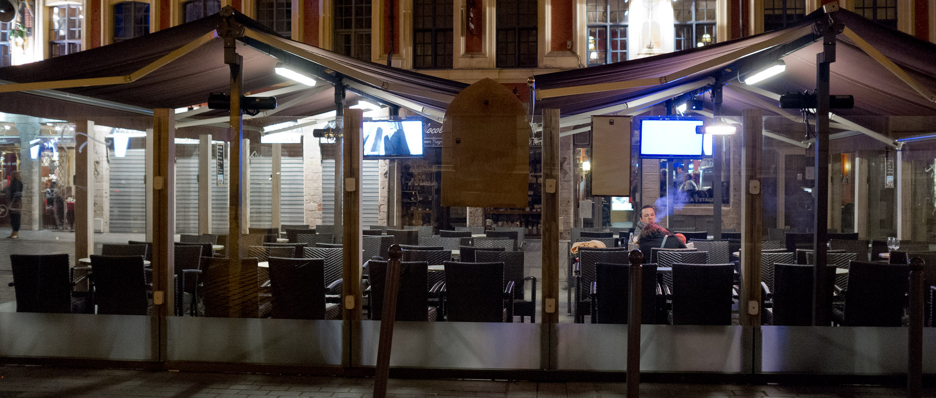 Fumeur à une terrasse chauffée, place du Théâtre, à Lille.