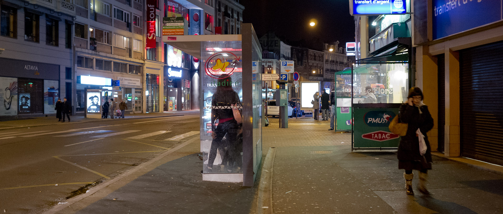 Arrêt d'autobus, rue du Molinel, à Lille.