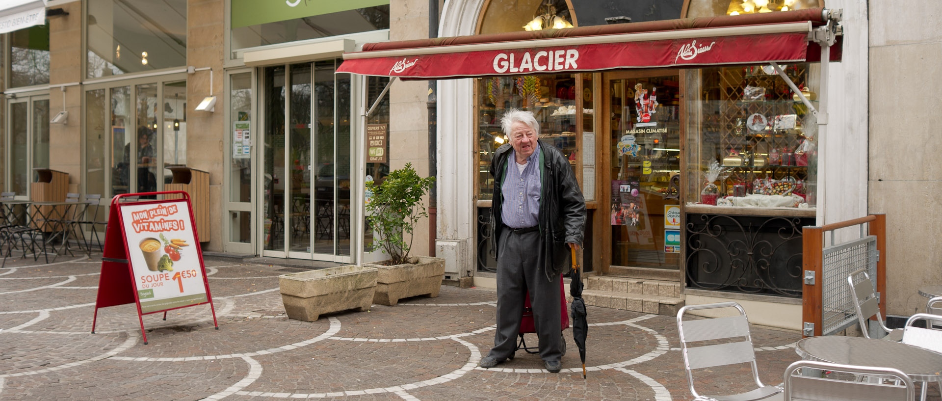 En sortant de chez le glacier, place Richebé, à Lille.