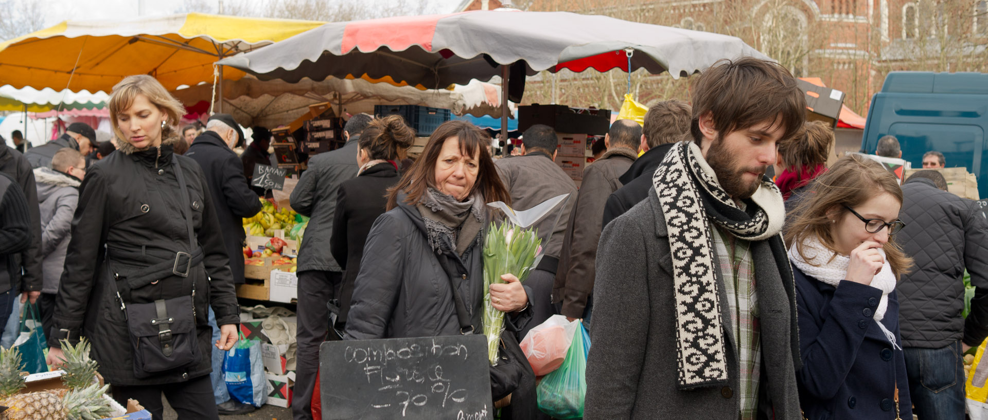 Passants, au marché de Wazemmes, à Lille.