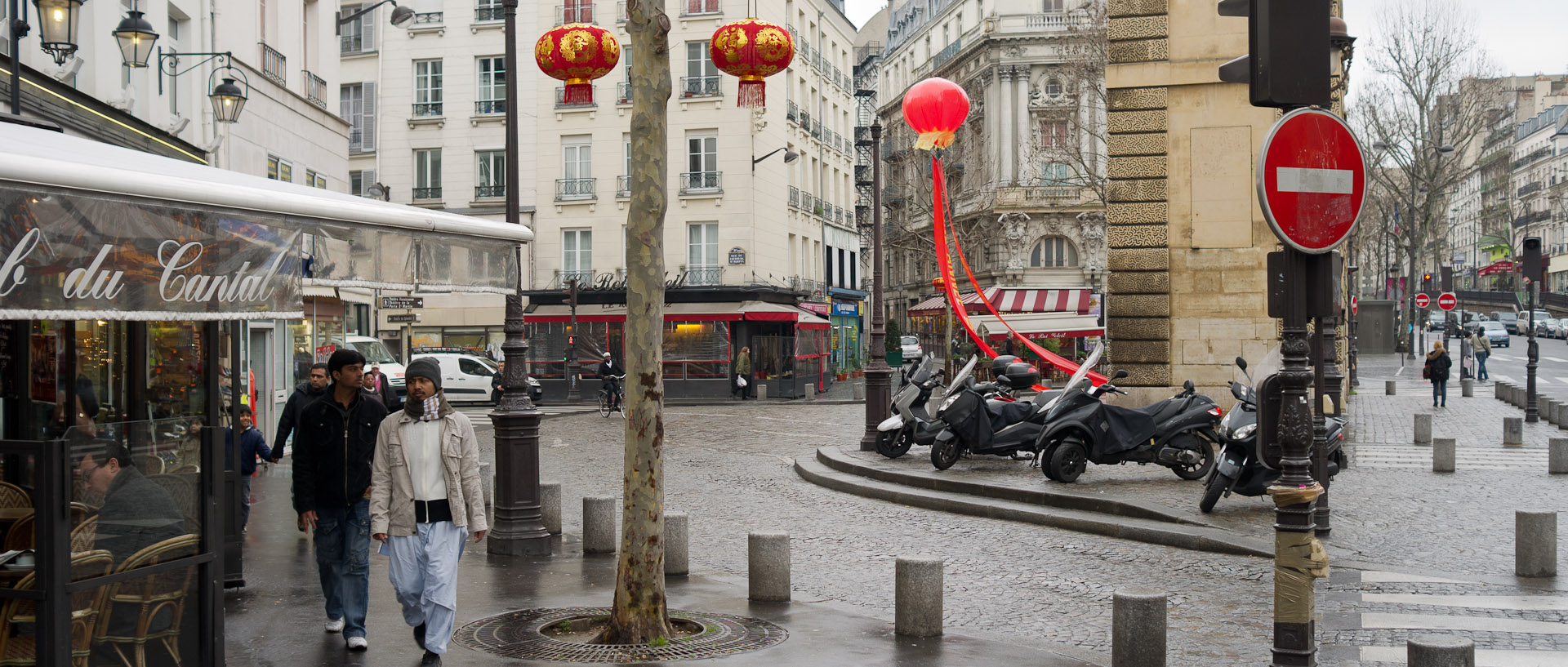 Lampions du nouvel an chinois, porte Saint-Martin, à Paris.