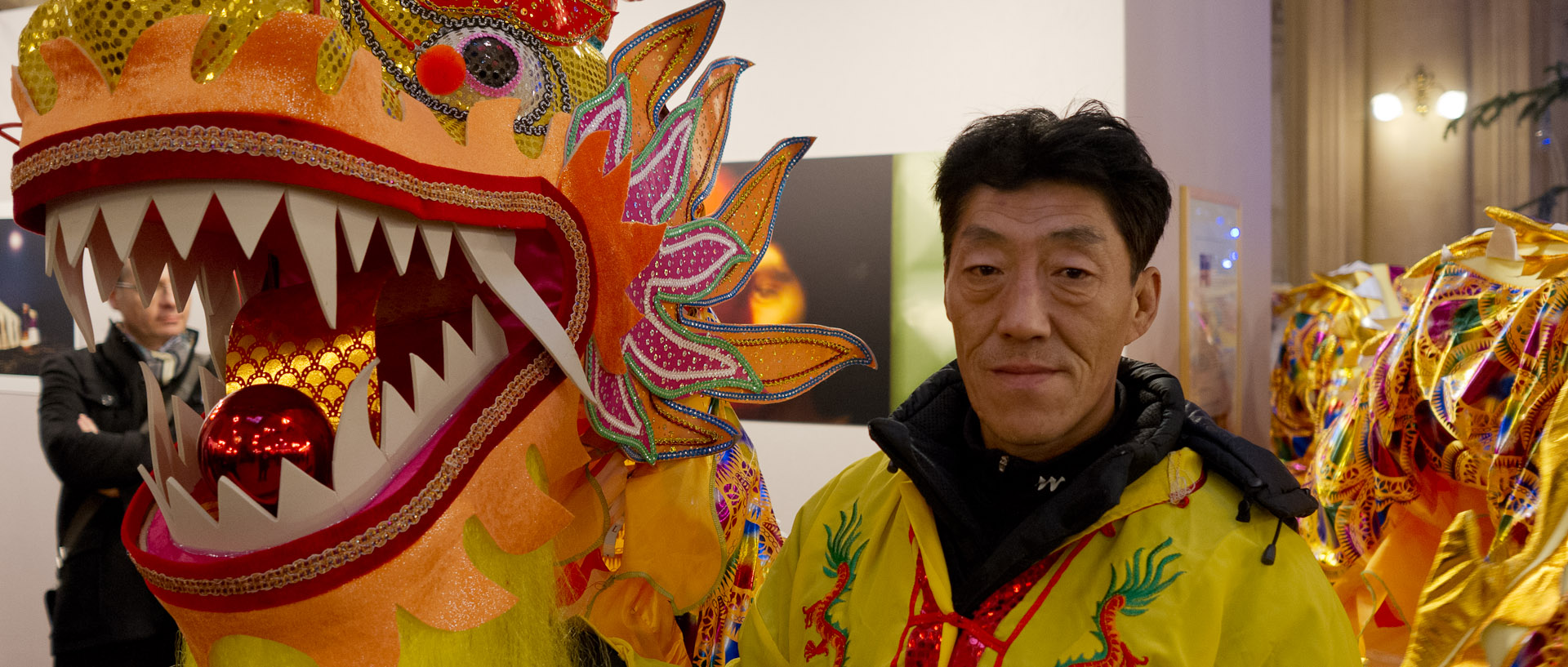 Portrait d'un participant au défilé du nouvel an chinois, mairie du 10ème arrondissement, à Paris.