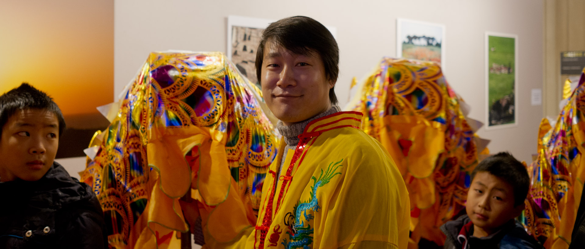 Portrait d'un participant au défilé du nouvel an chinois, mairie du 10ème arrondissement, à Paris.