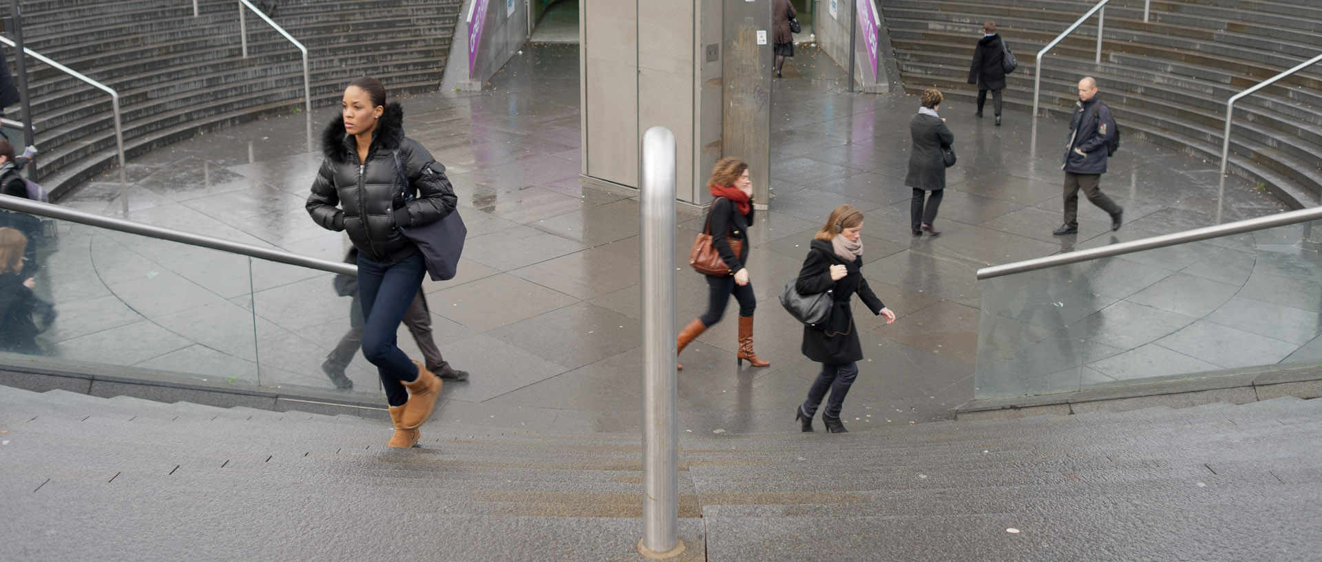 Femmes pressées, à Paris La Défense.