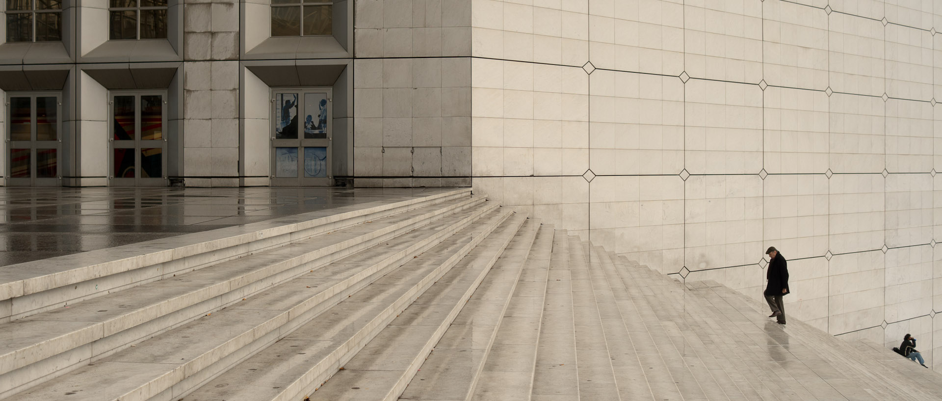 Homme gravissant les marches de la grande arche, à Paris La Défense.