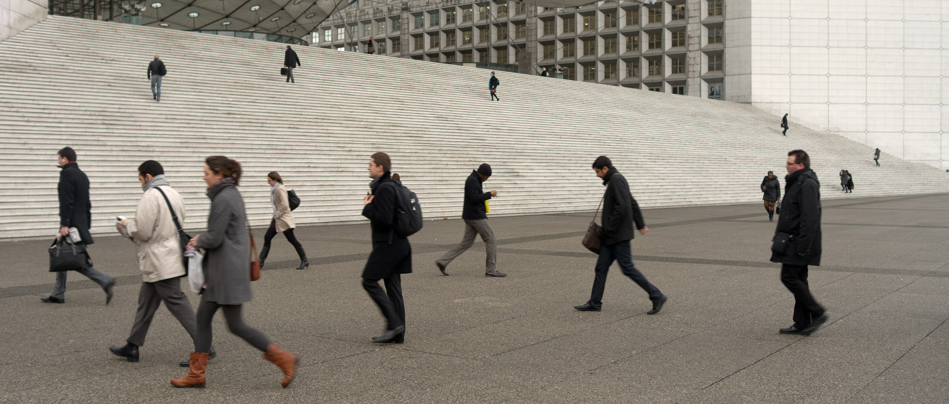 Passants, esplanade de Paris La Défense.