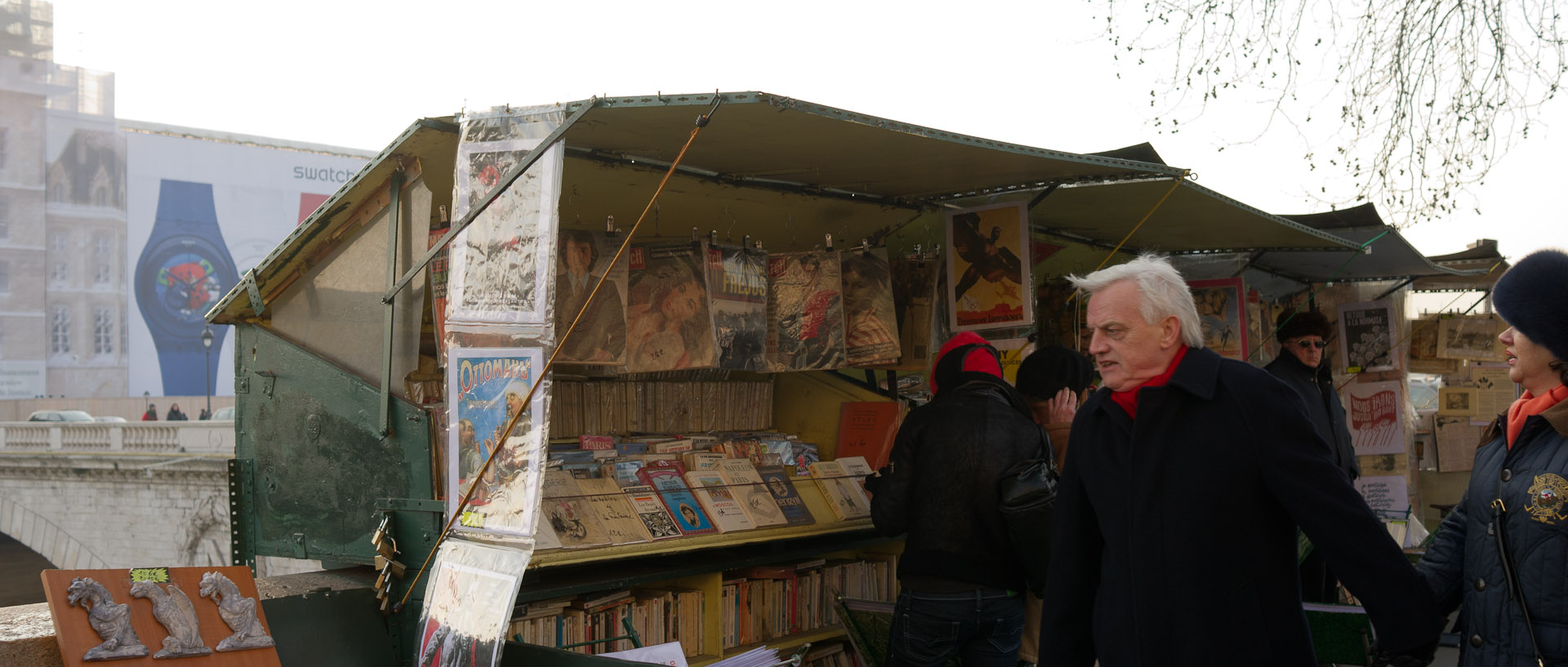 Bouquiniste, quai de Gesvres, à Paris.