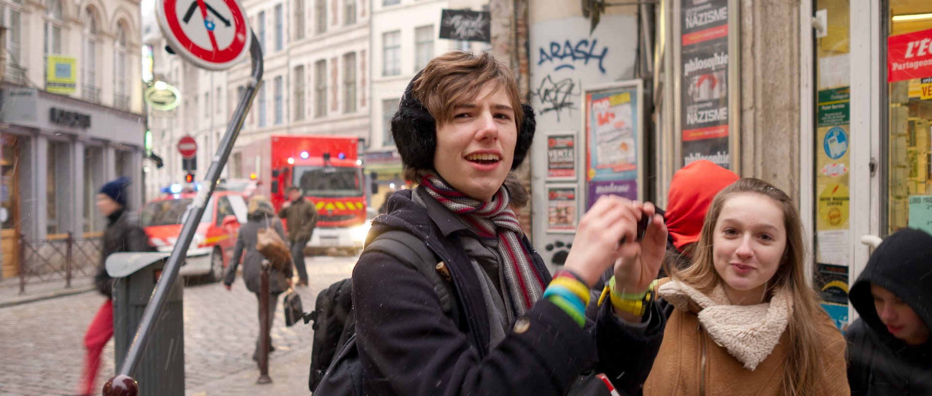 Jeune photographiant, pendant un incendie, rue Jean-Jacques-Rousseau, à Lille.