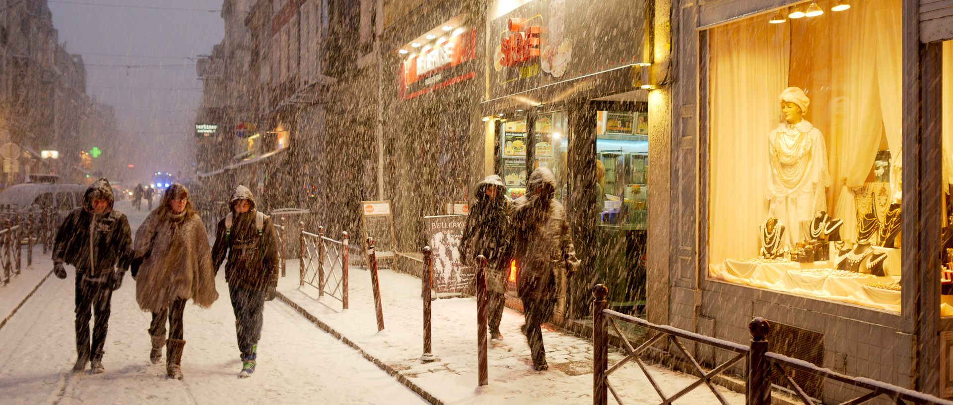 Passants sous la neige, rue Esquermoise, à Lille.