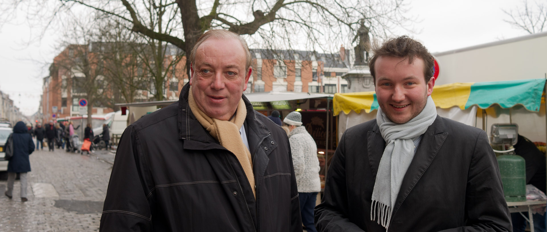 Le député-maire de Lambersart, Marc-Philippe Daubresse, avec un militant UMP, sur le marché place du Concert, à Lille.