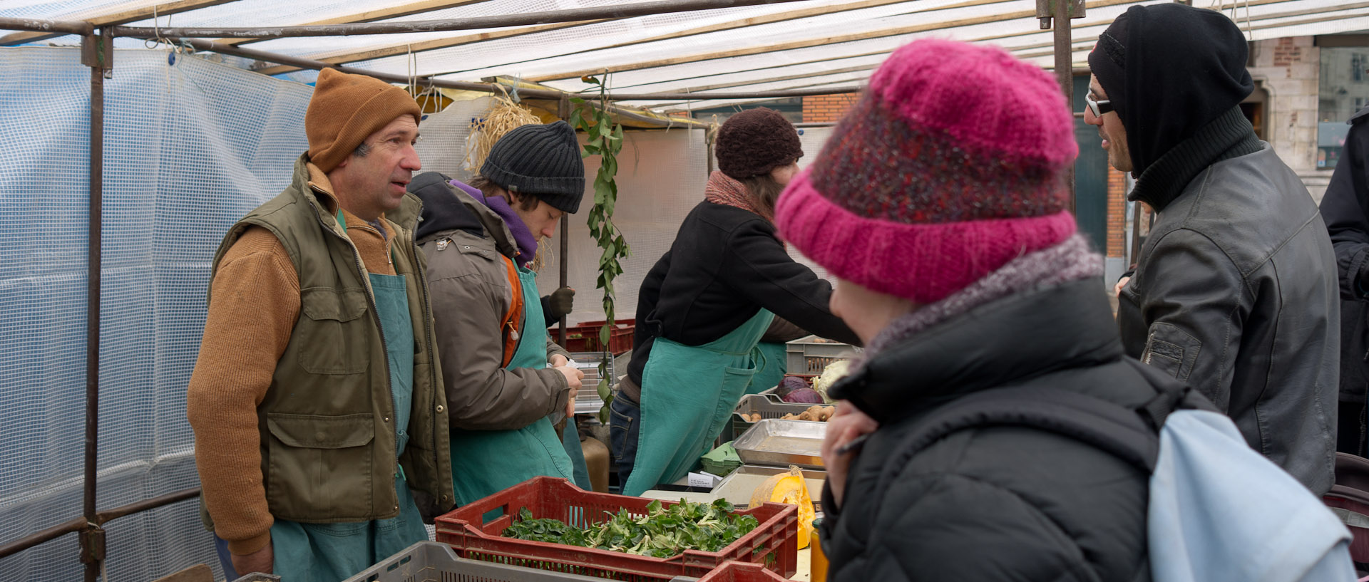 Marchand de légumes, marché place du Consert, à Lille.