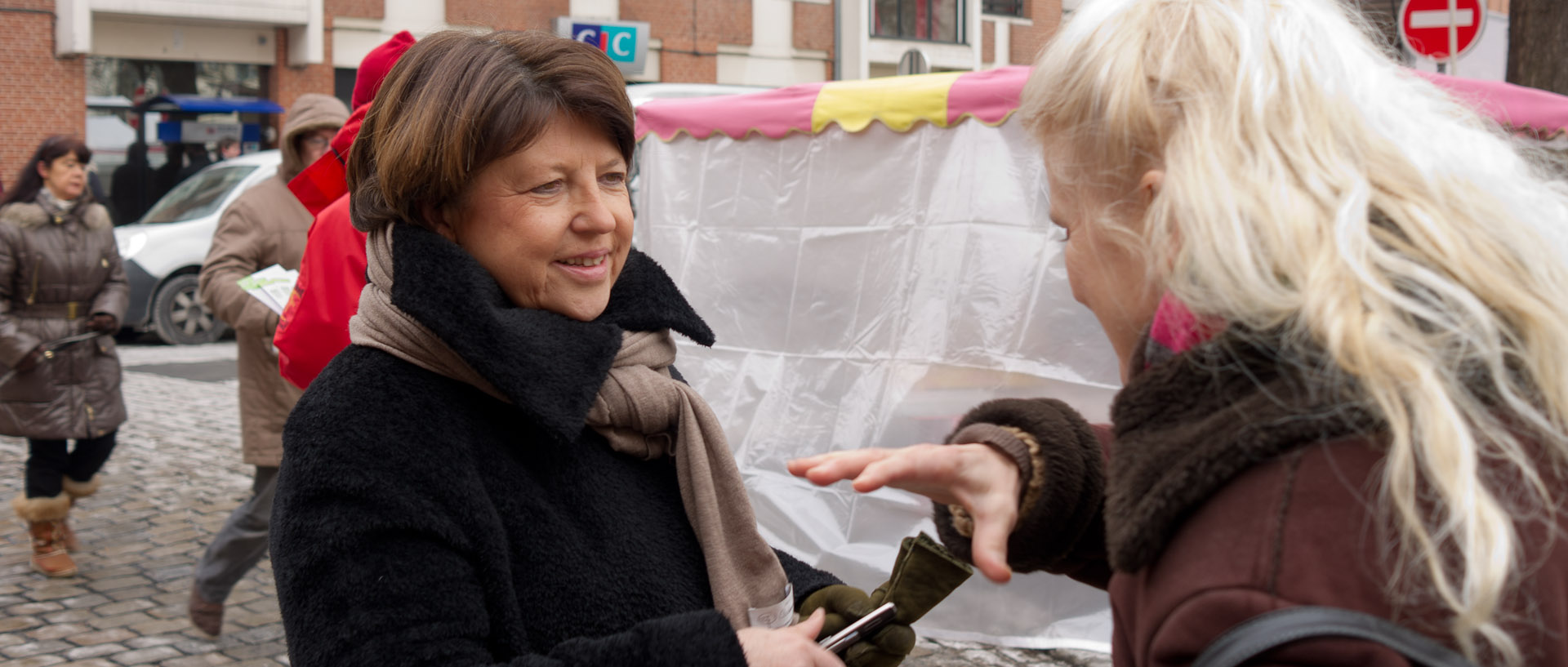 La maire de Lille, Martine Aubry, sur le marché place du Concert, à Lille.