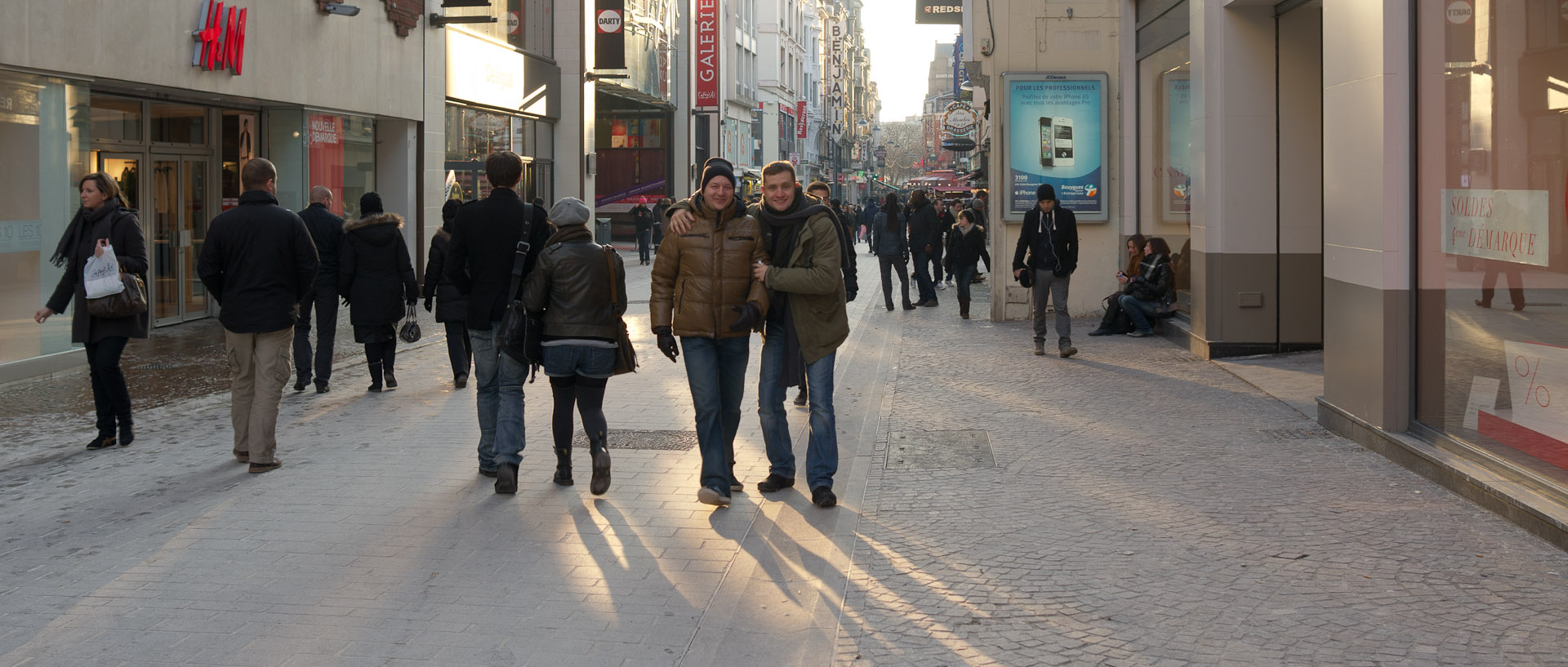 Pose pour la photo, rue de Béthune, à Lille.