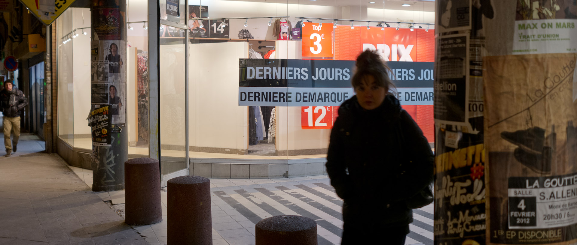 Sortie du centre commercial, rue Gambetta, à Wazemmes, Lille.