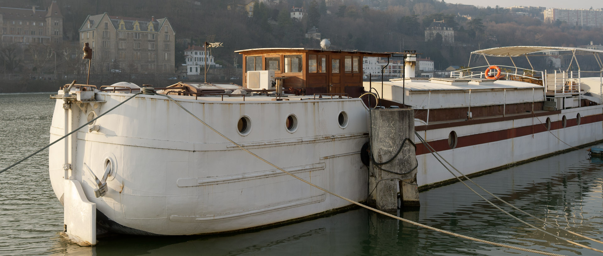 Péniche sur une berge de la Saône, à Lyon.