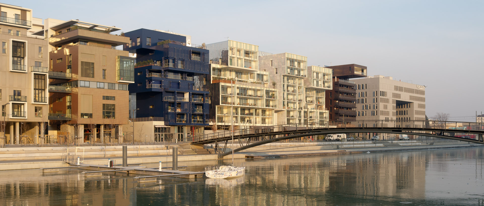 Immeubles modernes au pied d'un espace nautique, sur le site de Lyon Confluence, dans la presqu'île de Lyon.