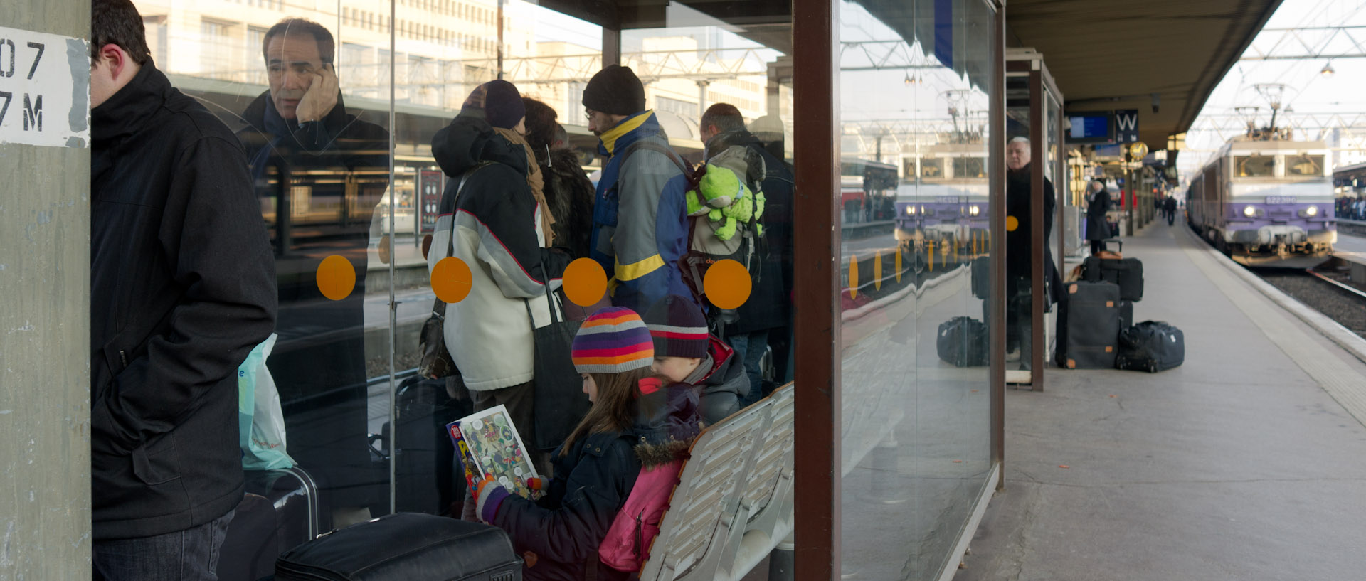 Voyageurs sur un quai de la gare de la Part-Dieu, à Lyon.