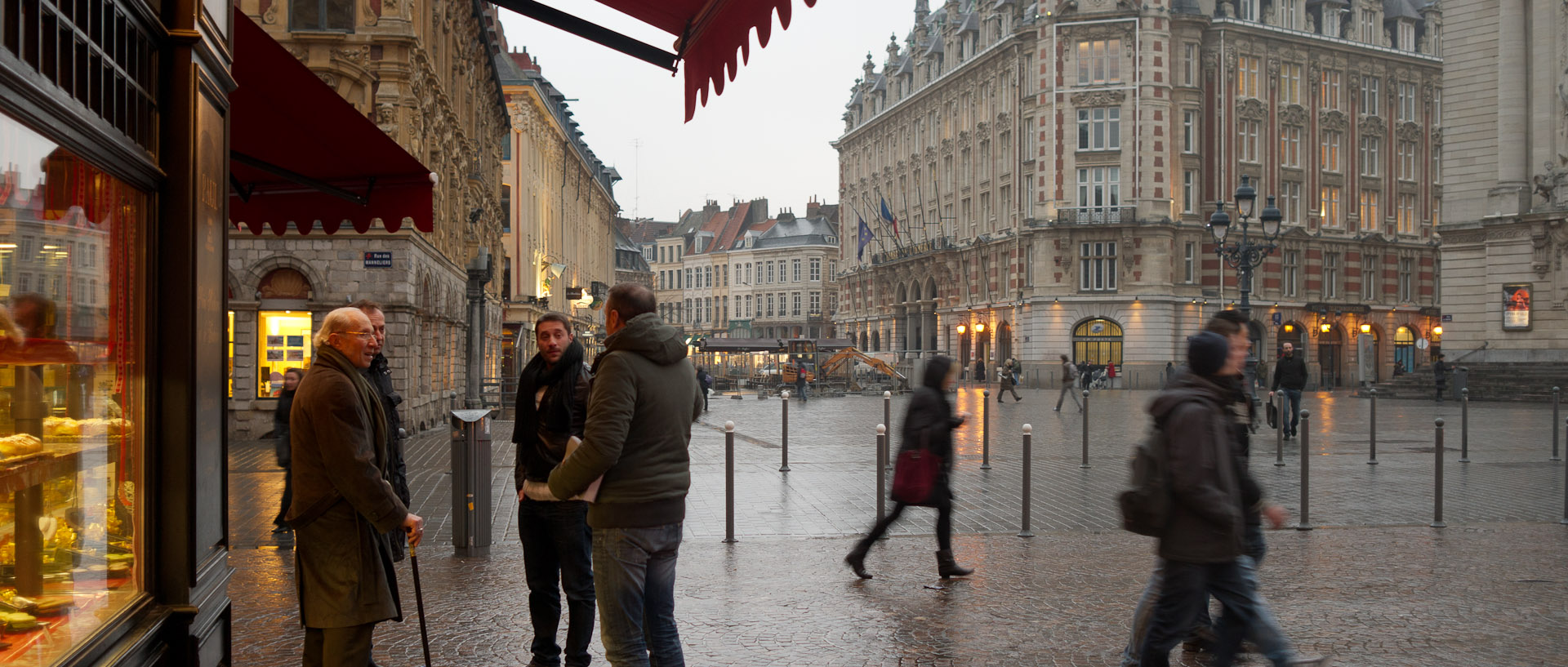 En discussion, place du Théâtre, à Lille.