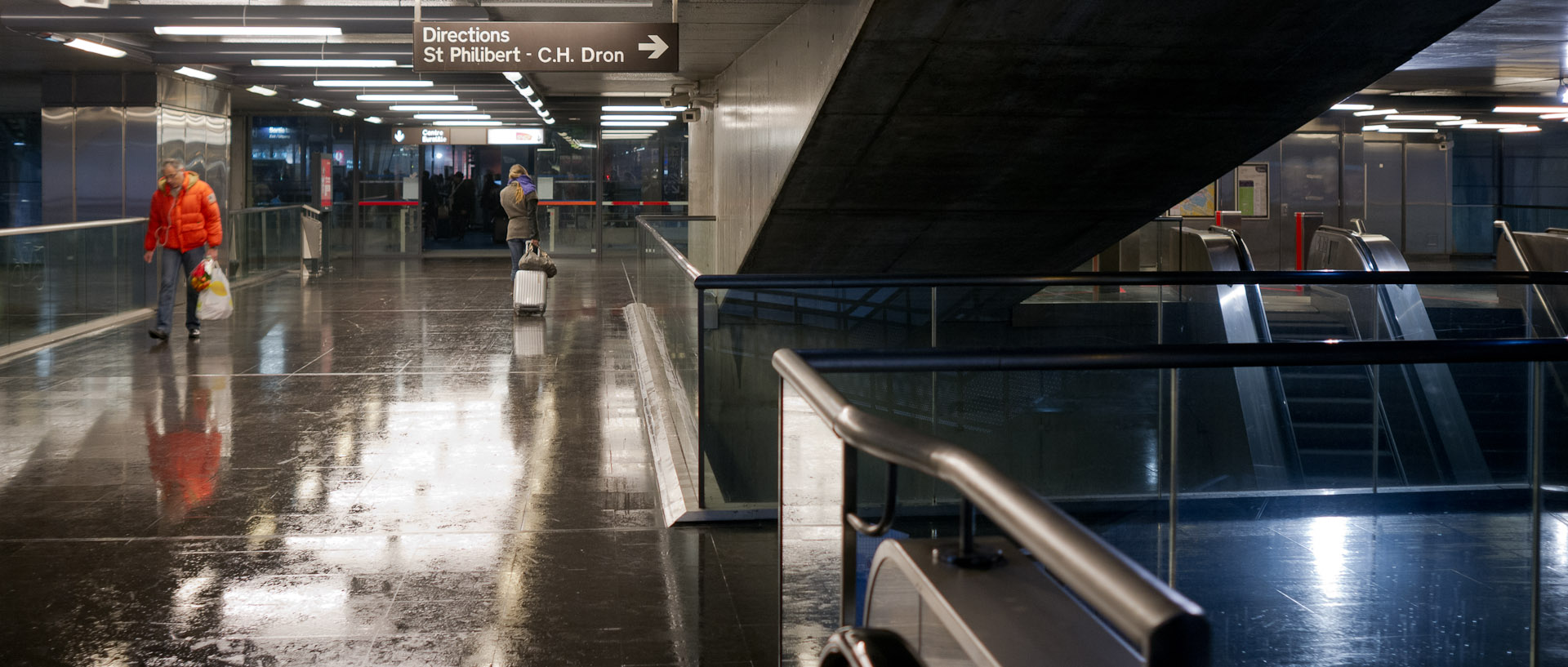 Dans les couloirs de la station de métro Lille Europe.