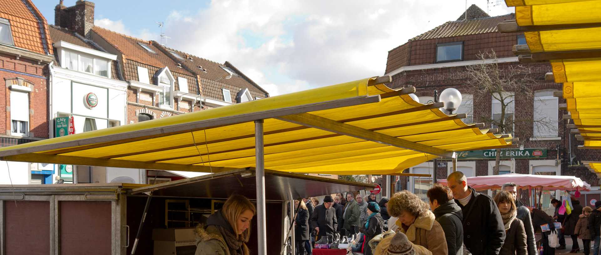 Bannes jaunes, marché Saint-Pierre, place de la Liberté, à Croix.