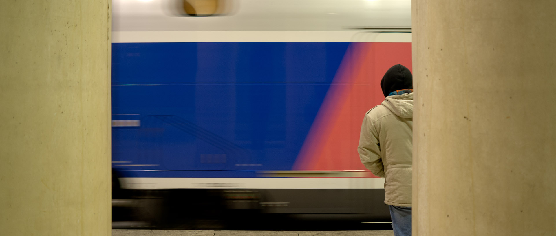 Passage d'un TGV, gare de Marne la Vallée Chessy.