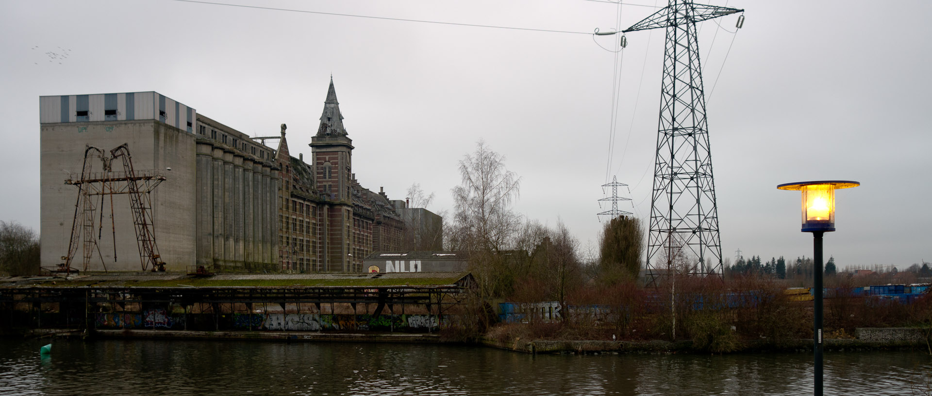 Les ruines des Grands Moulins de Paris, au bord de la Deule, à Marquette lez Lille.