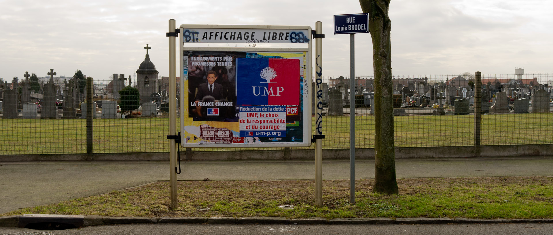 Affiches de campagne électorale, rue Louis-Brodel, à Croix.