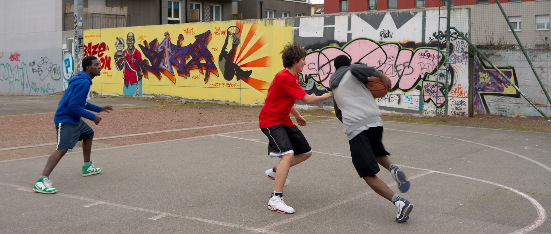 Partie de basket, rue de Wagram, à Wazemmes, Lille.