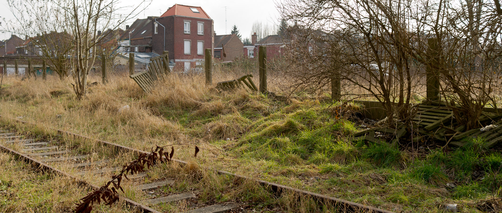 Voie de chemin de fer désaffectée, rue du Caire, à Roubaix.