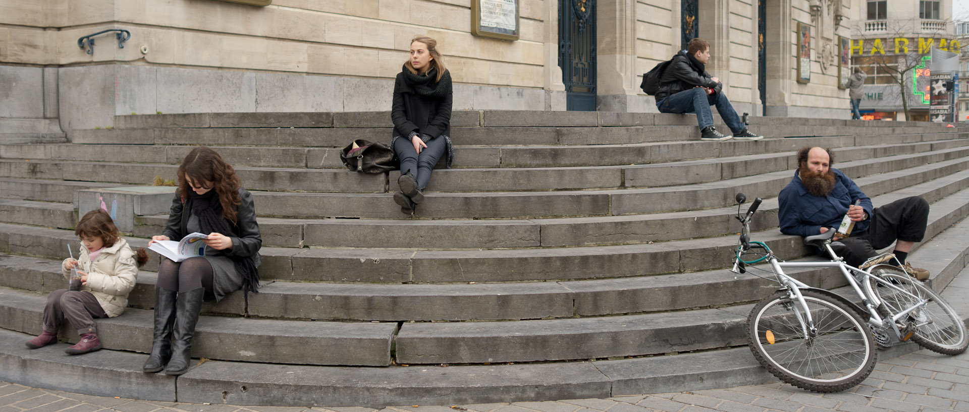 Sur les marches de l'opéra, place du Théâtre, à Lille.