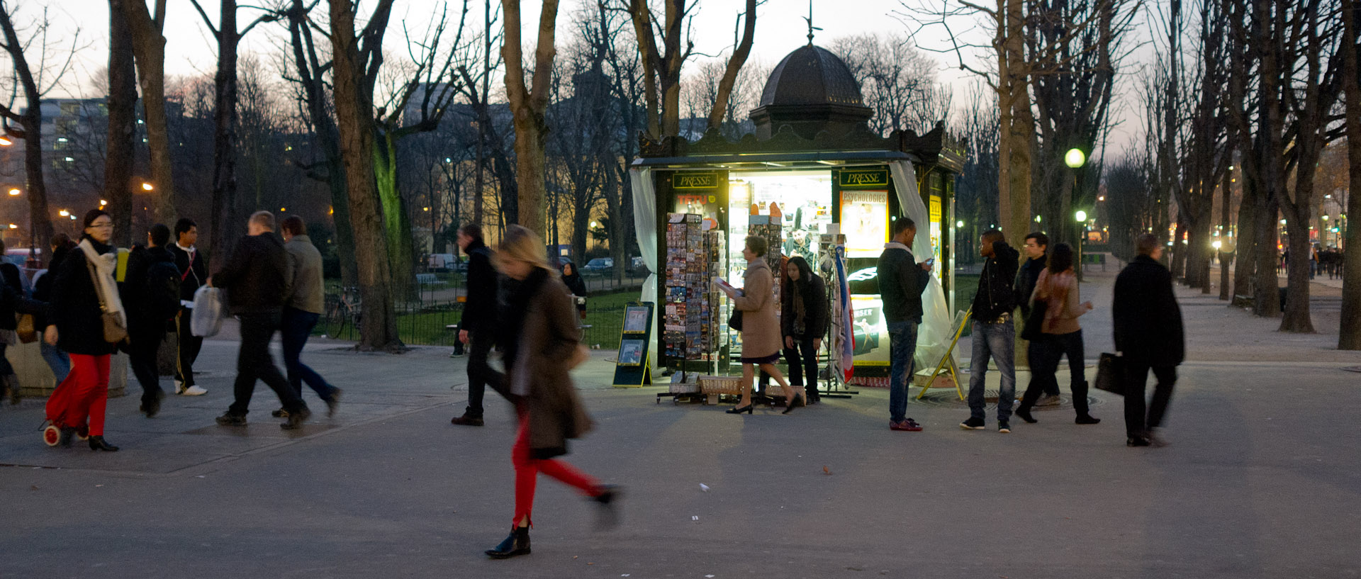 Kiosque à journaux, place Clémenceau, à Paris.