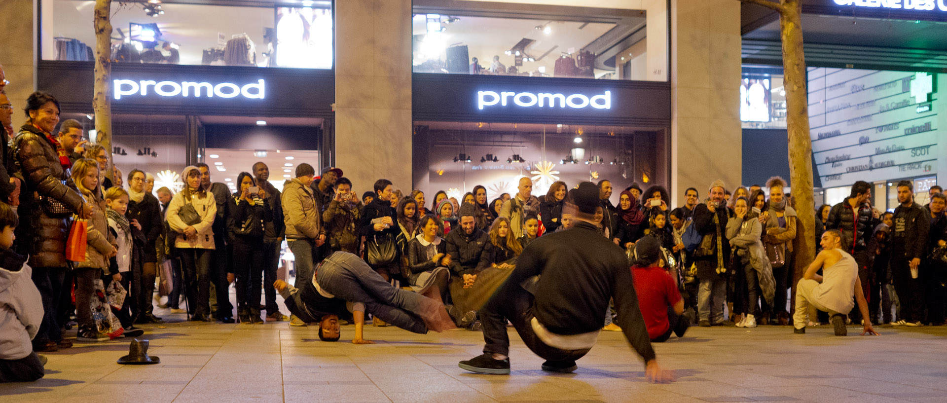 Démonstration de hip hop, avenue des Champs Elysées, à Paris.