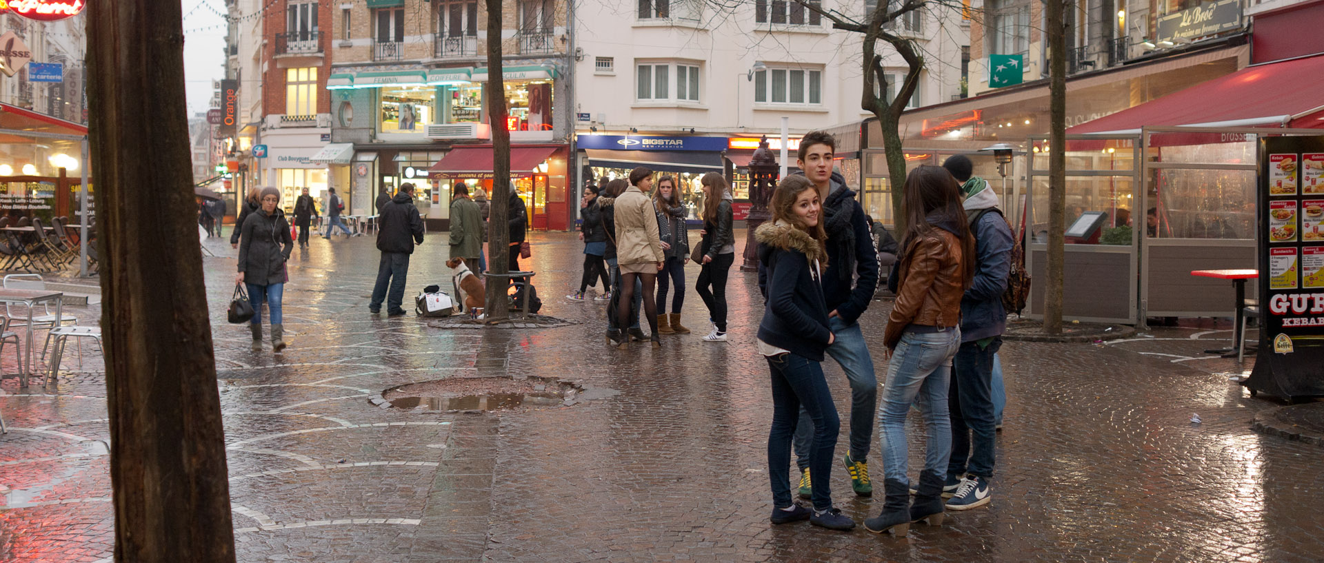 Jeunes en discussion, place de Béthune, à Lille.