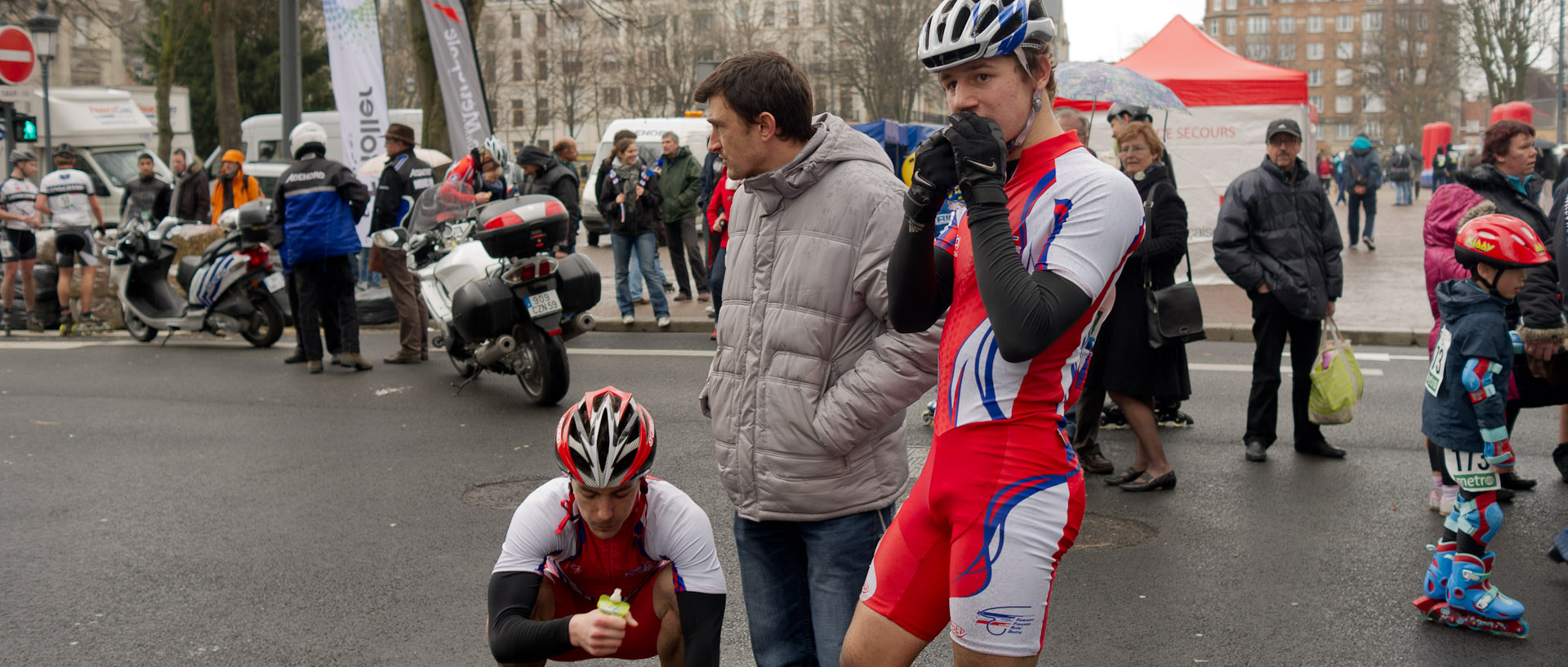 Coureurs du Chti roller au repos, place de la République, à Lille.