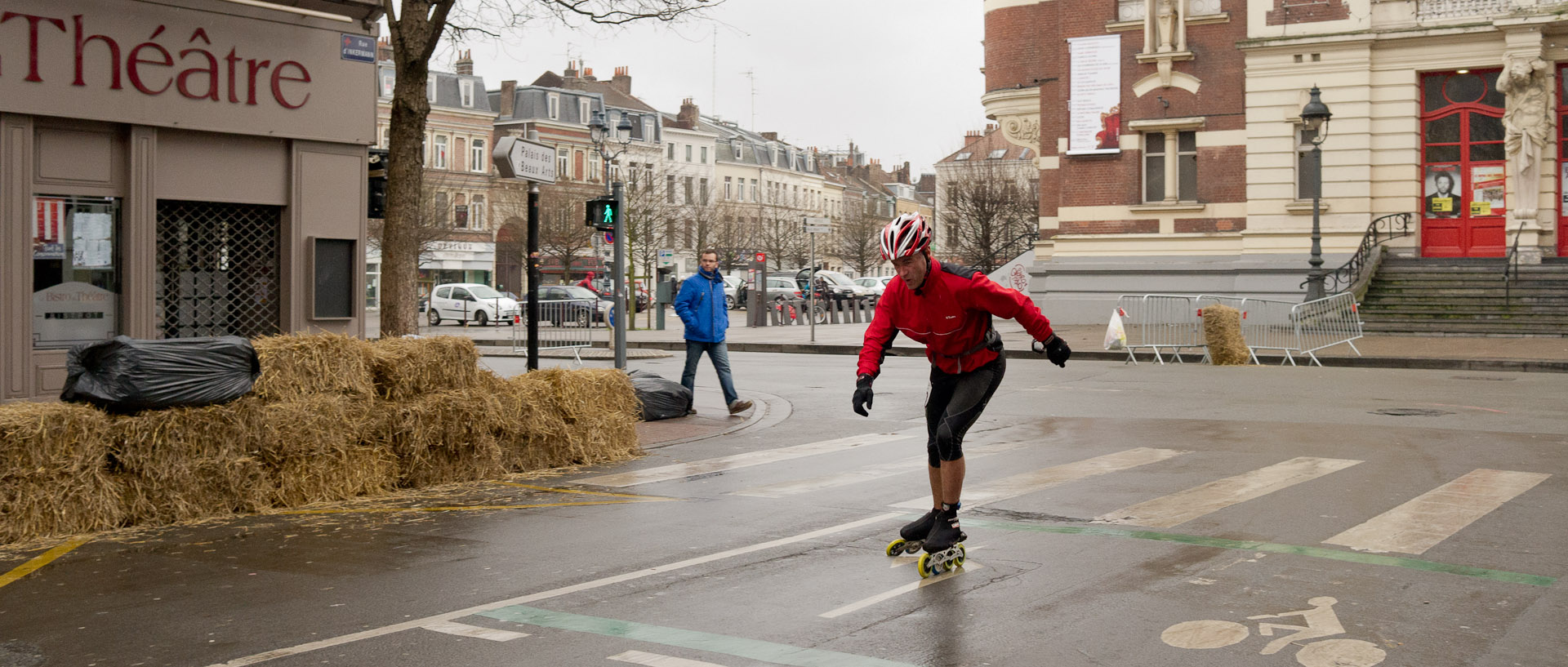 Coureur solitaire pendant la Chti roller, rue d'Inkermann, à Lille.