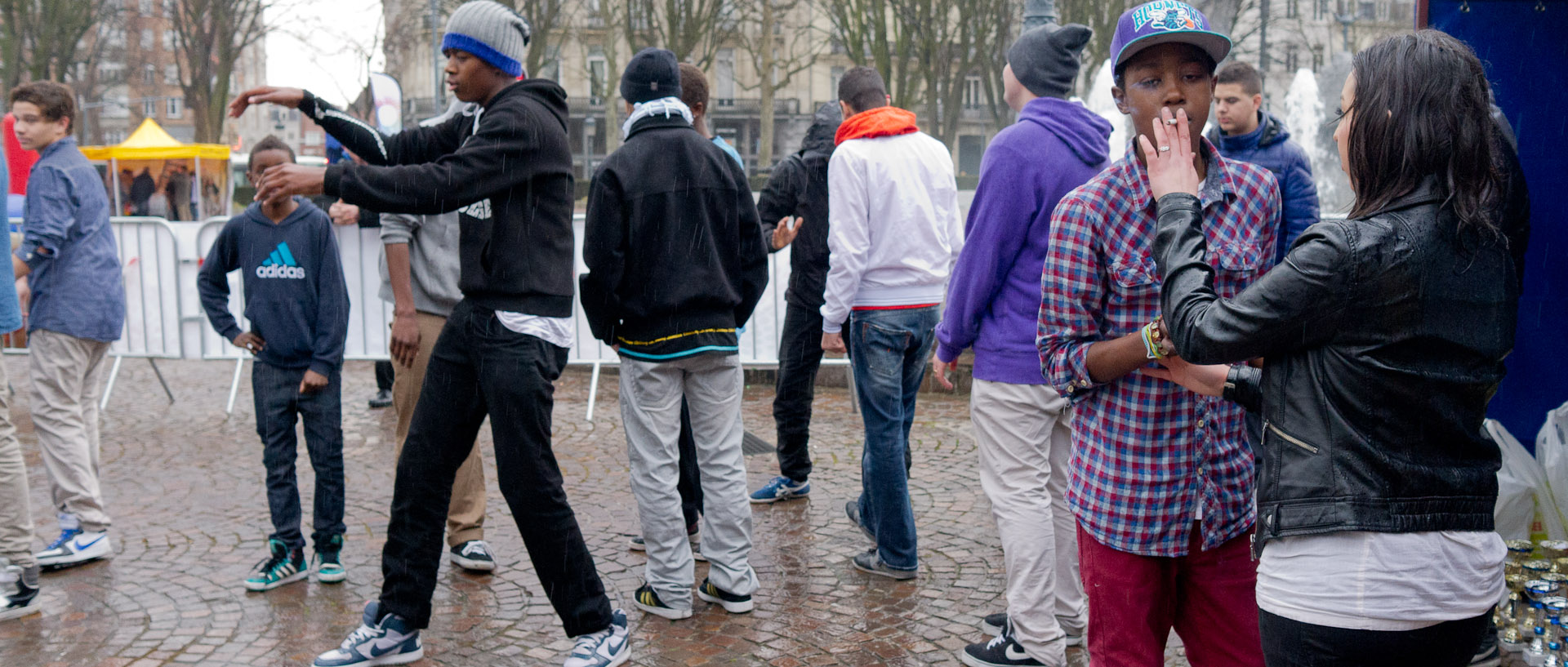 Bouffée de cigarette pendant une hip hop battle, place de la République, à Lille.