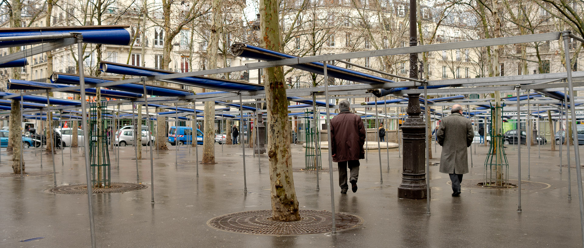 Installations pour le marché, place Monge, à Paris.