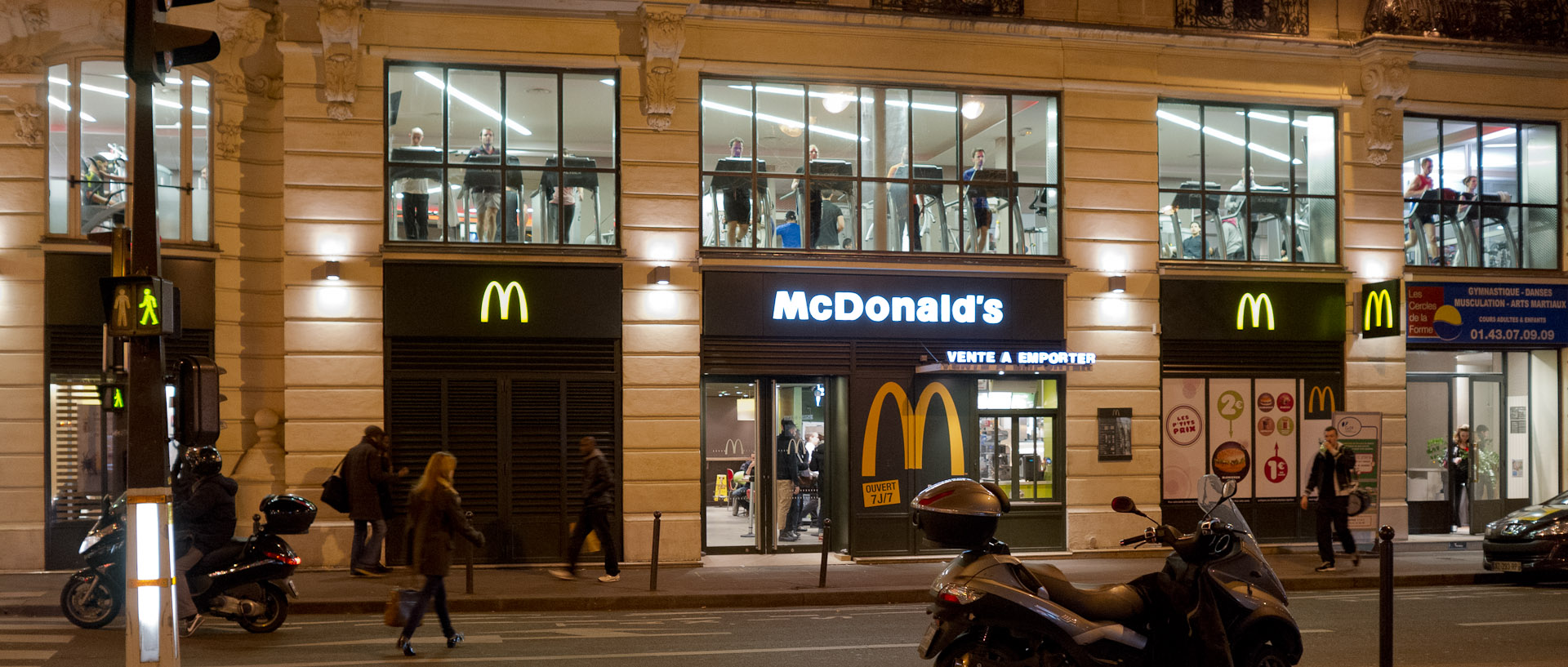 Mac Do et salle de sport, rue Traversière, à Paris.