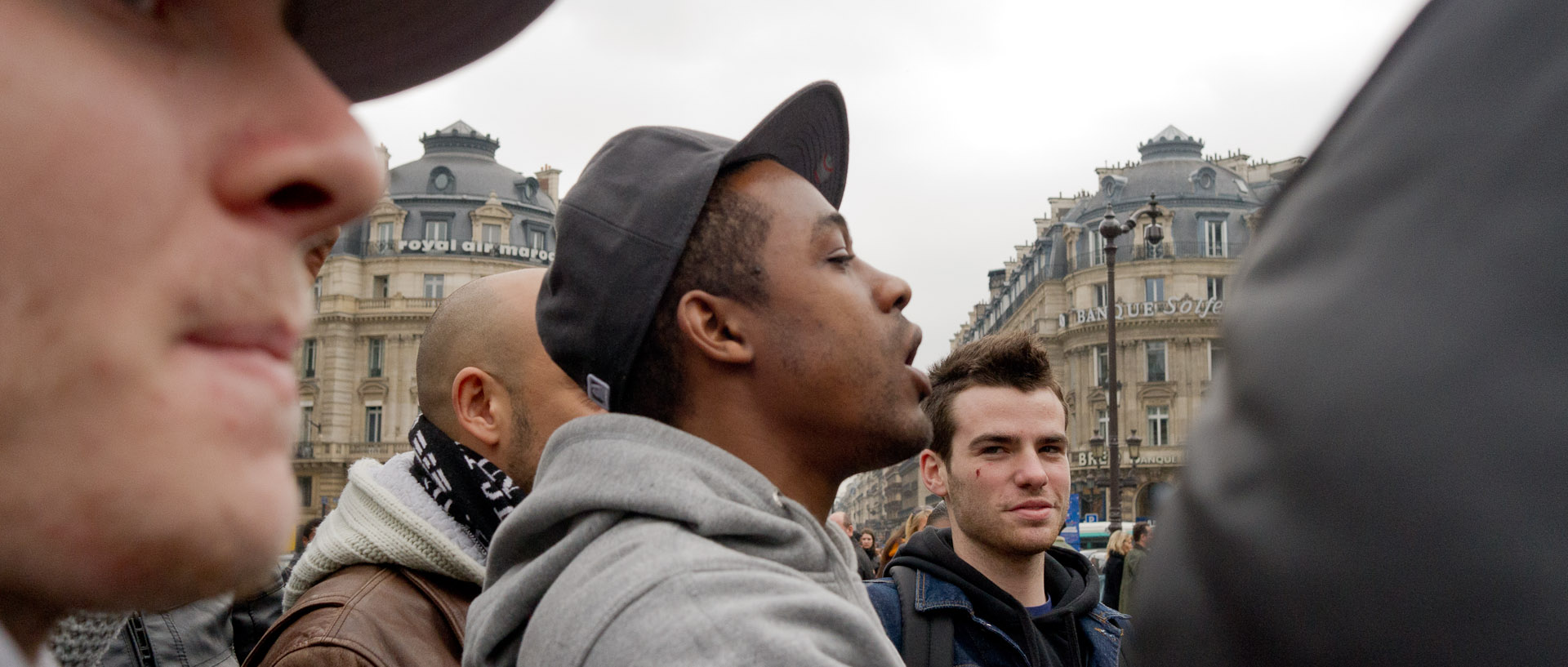 Participant à une battle a capella, place de l'Opéra, à Paris.