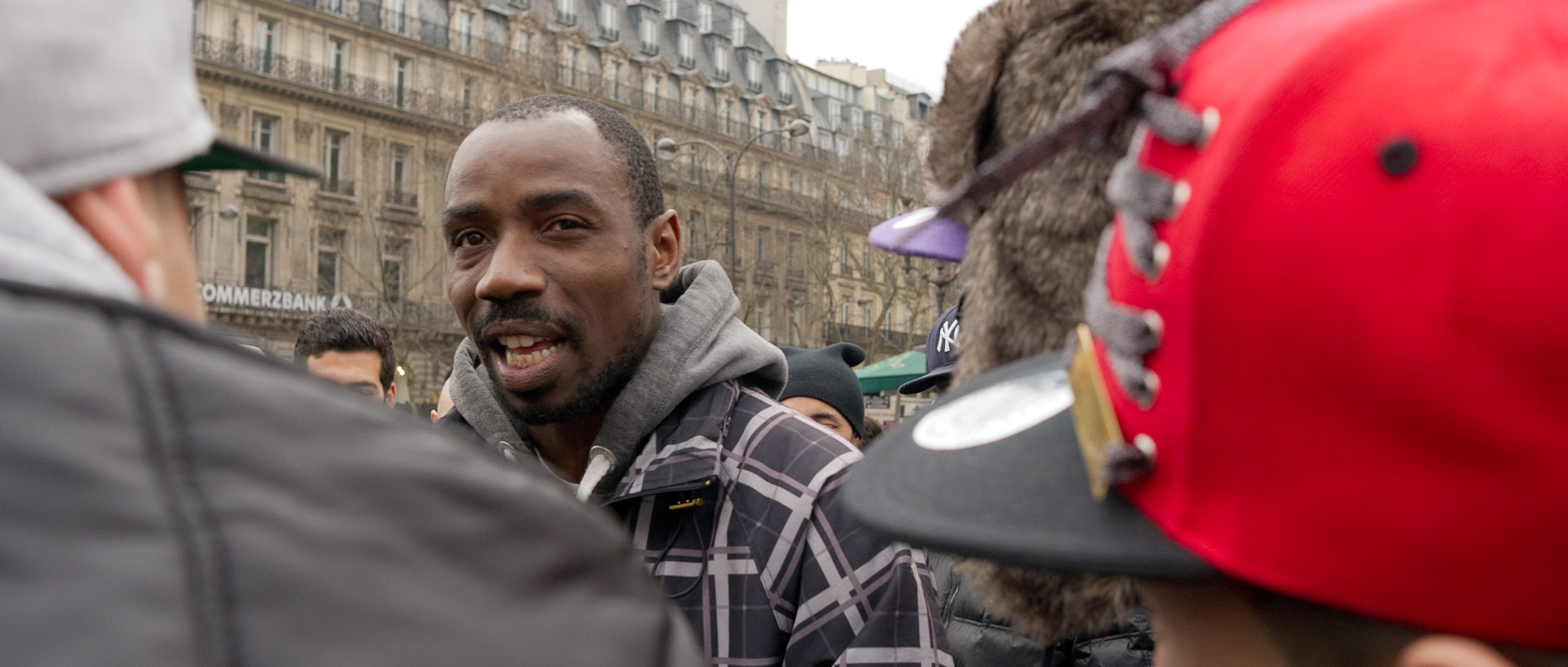 Participant à une battle a capella, place de l'Opéra, à Paris.