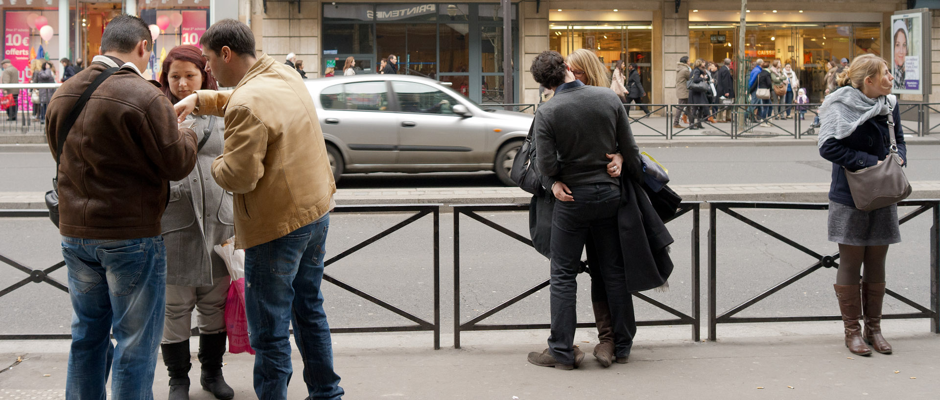 Amoureux, boulevard Haussmann, à Paris.