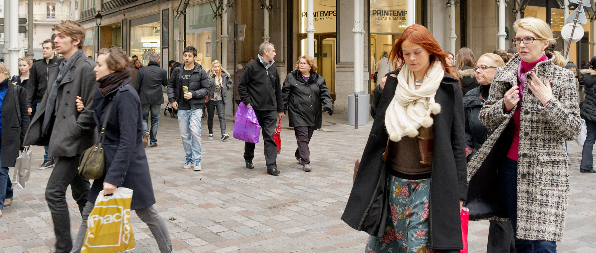 Passantes devant les grands magasins du Printemps, rue de Caumartin, à Paris.